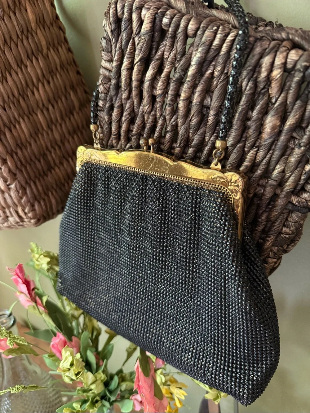 Vintage Whiting & Davis Model 2994 black metal mesh clutch w/gold flickering